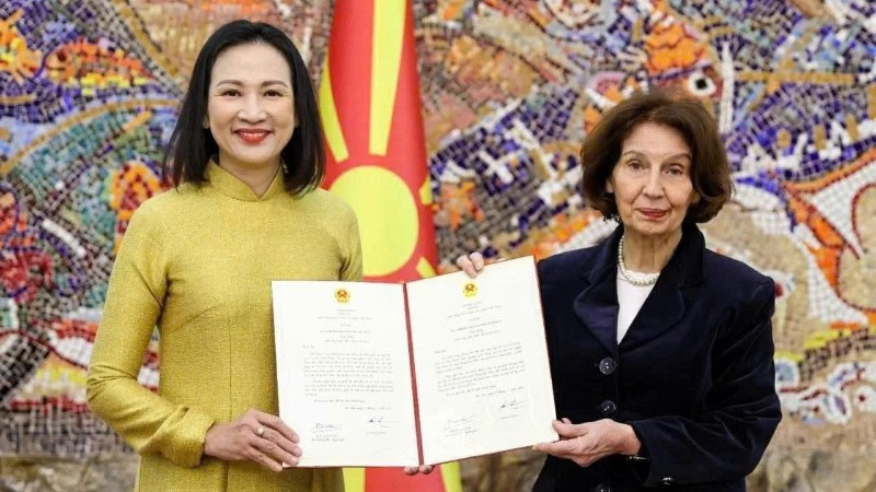 Đại sứ Nguyễn Thị Minh Nguyệt trình Thư ủy nhiệm của Chủ tịch nước Lương Cường lên Tổng thống Bắc Macedonia Gordana Siljanovska-Davkova. (Ảnh: Đại sứ quán Việt Nam tại Bulgaria)