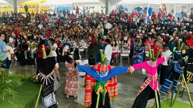 Khu trưng bày trang phục truyền thống của các dân tộc Việt Nam thu hút sự quan tâm của đông đảo quan khách tham dự Hội nghị. (Ảnh: Đại sứ quán Việt Nam tại Venezuela)