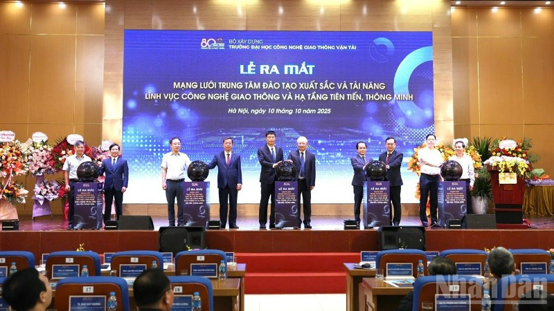 Các đại biểu bấm nút khai trương mạng lưới Trung tâm đào tạo xuất sắc và tài năng trong lĩnh vực Công nghệ giao thông và Hạ tầng tiên tiến, thông minh.