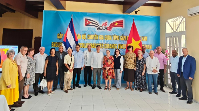 Đại sứ Lê Quang Long chụp ảnh kỷ niệm cùng các đại biểu tham dự buổi gặp mặt. (Ảnh: Đại sứ quán Việt Nam tại Cuba)