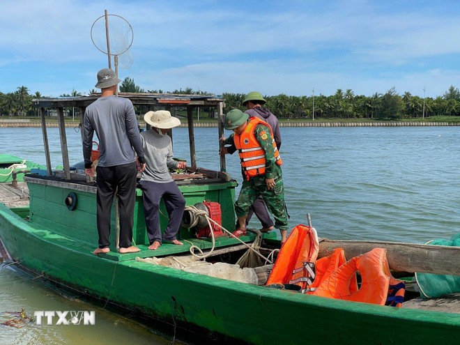 Tàu đánh cá bị xử lý vi phạm hành chính với hành vi tàng trữ dụng cụ kích điện. (Ảnh: TTXVN)