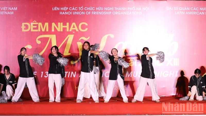 Một tiết mục văn nghệ được biểu diễn tại đêm nhạc.