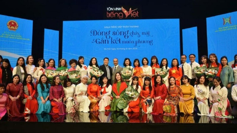 Các đại biểu tham dự chương trình chụp ảnh kỷ niệm. 