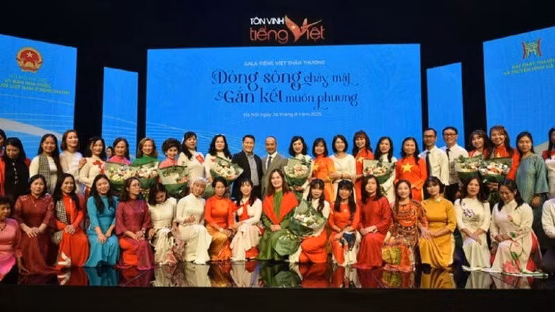 Các đại biểu tham dự chương trình chụp ảnh kỷ niệm. 