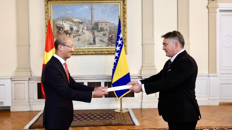 Đại sứ Bùi Lê Thái đã trân trọng trình Thư ủy nhiệm của Chủ tịch nước Việt Nam lên Chủ tịch Hội đồng Tổng thống Bosnia và Herzegovina Željko Komšić. 