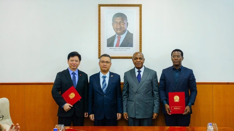 Bộ trưởng Nông Lâm Angola Isaac Maria dos Anjos và Đại sứ Dương Chính Chức chứng kiến Lễ ký Biên bản về việc triển khai Dự án hỗ trợ kỹ thuật phát triển nông lâm nghiệp bền vững cho Angola. (Ảnh: Đại sứ quán Việt Nam tại Angola)