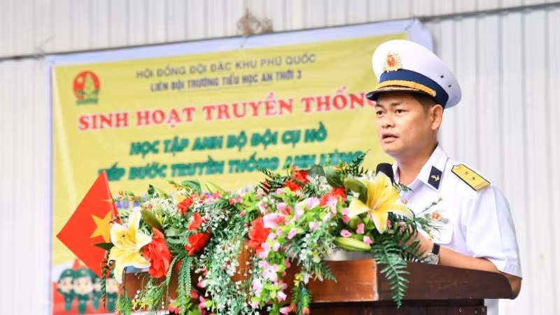 Báo cáo viên của Lữ đoàn 127 đã ôn lại truyền thống vẻ vang của Quân đội nhân dân Việt Nam.