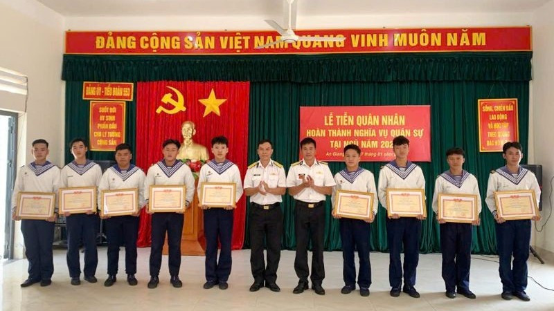 Chỉ huy Tiểu đoàn 553 trao thưởng cho các chiến sĩ có thành tốt. (Ảnh do Vùng 5 Hải quân cung cấp)