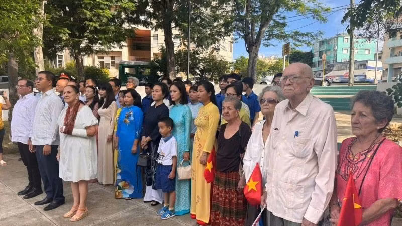 Các đại biểu tham dự lễ dâng hoa tưởng nhớ Chủ tịch Hồ Chí Minh nhân kỷ niệm 80 năm Quốc khánh Việt Nam. (Ảnh: Đại sứ quán Việt Nam tại Cuba)