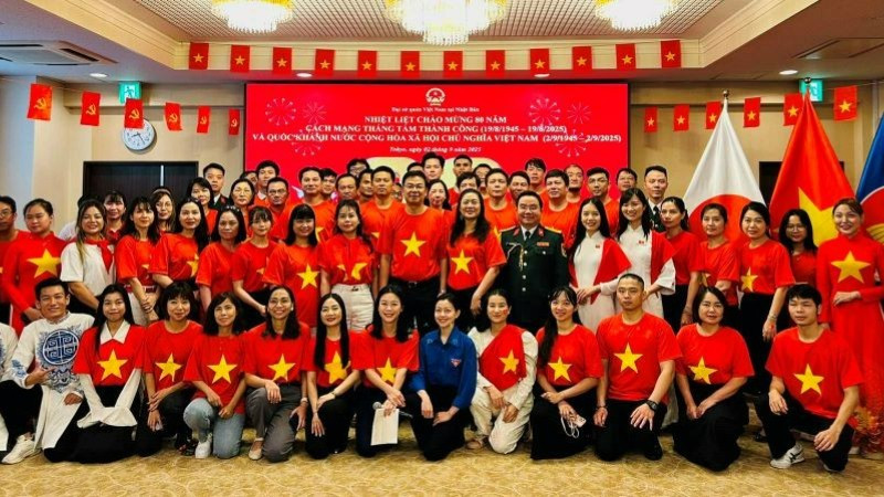 Đại sứ Phạm Quang Hiệu chụp ảnh kỷ niệm cùng các đại biểu tham dự lễ kỷ niệm. (Ảnh: Đại sứ quán Việt Nam tại Nhật Bản)