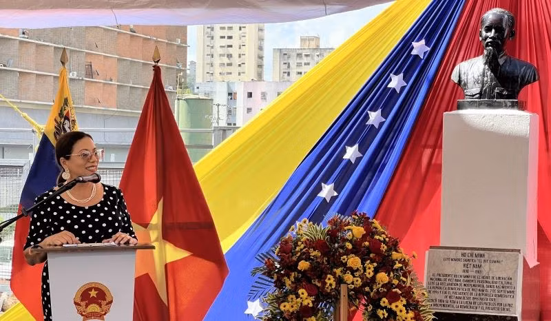 Bà Tania Díaz, Ủy viên Bộ Chính trị, Phó Chủ tịch phụ trách đối ngoại Đảng Xã hội Chủ nghĩa Thống nhất Venezuela phát biểu tại Lễ kỷ niệm. (Ảnh: Đại sứ quán Việt Nam tại Venezuela)