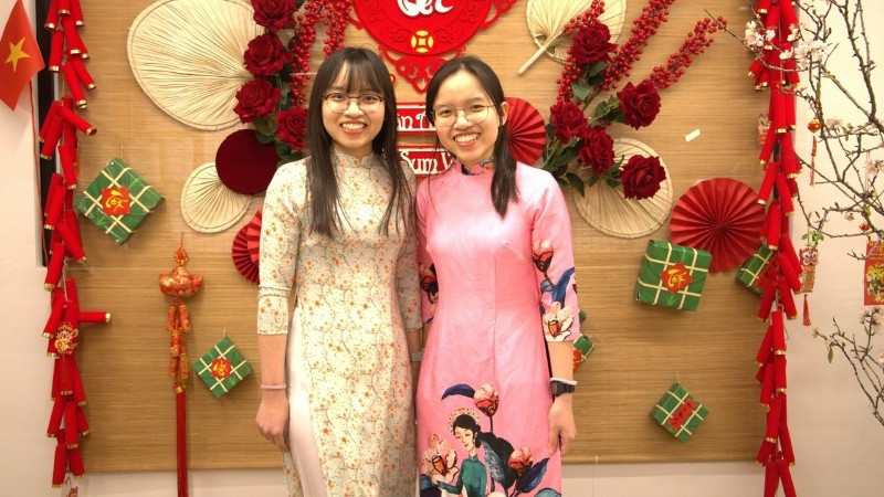 Hai chị em song sinh Lê Xuân Nhi và Lê Mỹ Nhi hiện đang là sinh viên năm thứ 4, Viện Công nghệ Israel – Technion. (Ảnh do nhân vật cung cấp)