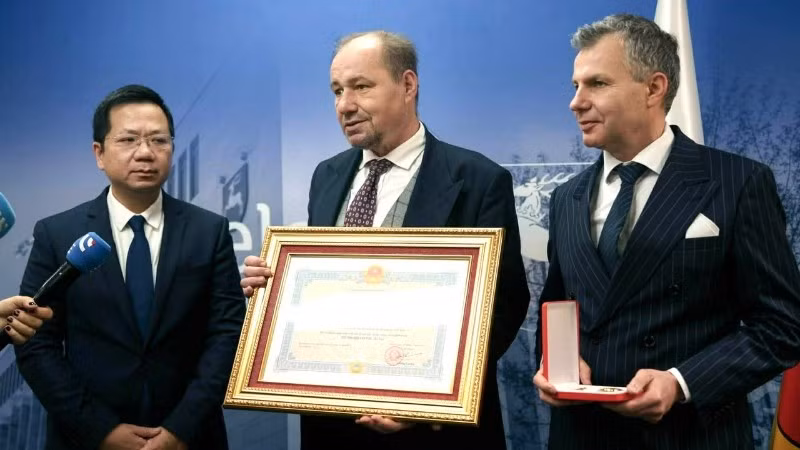 Giáo sư Bartłomiej Kwiatkowski - con trai cố kiến trúc sư Kazimierz Kwiatkowski xúc động chia sẻ tại buổi lễ. (Ảnh: Đại sứ quán Việt Nam tại Ba Lan)