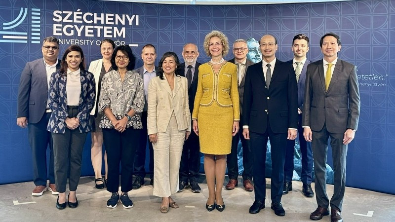 Đại sứ Bùi Lê Thái (thứ 2 từ phải sang) cùng với Đại sứ các nước ASEAN tại Hungary đã thăm và làm việc tại Trường đại học Győr. (Ảnh: Đại sứ quán Việt Nam tại Hungary)