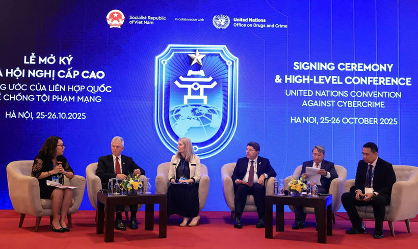 Các đại biểu tham gia phiên thảo luận chuyên đề “Bảo vệ công dân trong kỷ nguyên chuyển đổi số".