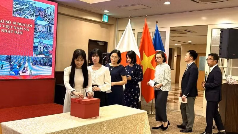 Các đại biểu tham gia lễ phát động quyên góp. (Ảnh: VOV)