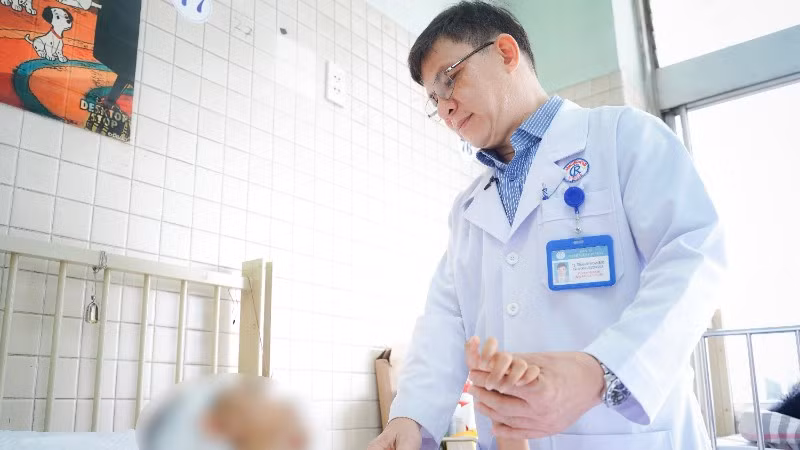 Bác sĩ tại bệnh viện Chợ Rẫy theo sát quá trình hồi phục của bé D.