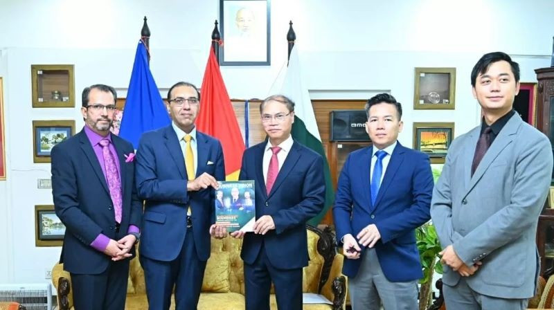 Ông Ushman Shaukat – Chủ tịch Phòng Thương mại và Công nghiệp thành phố Rawalpindi trao sách tặng Đại sứ Phạm Anh Tuấn. (Ảnh: Đại sứ quán Việt Nam tại Pakistan)