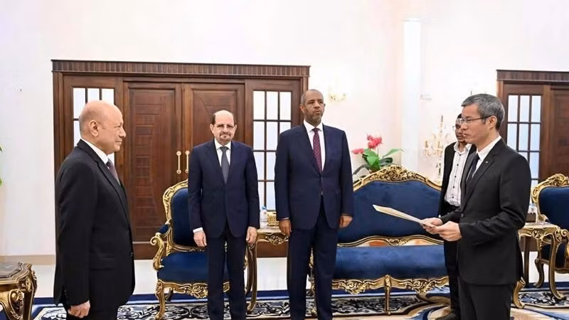 Đại sứ Hoàng Hữu Anh trình Thư ủy nhiệm của Chủ tịch nước Lương Cường lên Tiến sĩ Rashad Mohammed Al-Alimi - Chủ tịch Hội đồng Tổng thống Cộng hòa Yemen. (Ảnh: Đại sứ quán Việt Nam tại Arab Saudi)