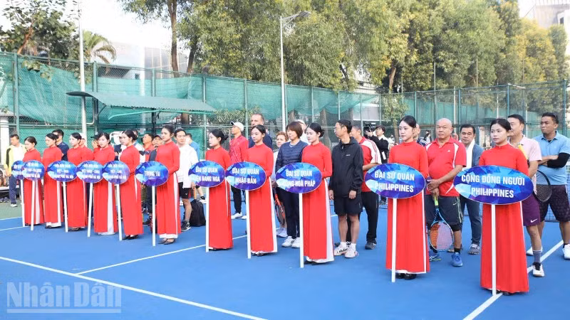 Giải Quần vợt hữu nghị thu hút sự tham gia của các vận động viên đến Đại sứ quán các nước tại Hà Nội.