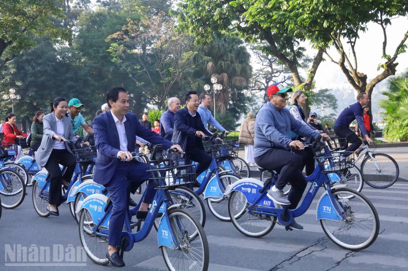 Hơn 300 đại biểu quốc tế và Việt Nam tham gia chương trình "Hành trình đạp xe hữu nghị vì Hà Nội xanh" lần thứ 5.