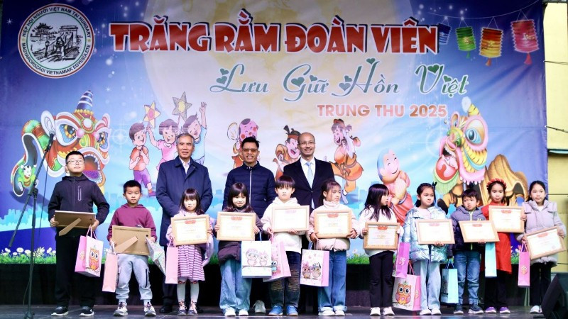Ban tổ chức chương trình tặng quà cho các cháu thiếu nhi tại Tết Trung thu cộng đồng 2025. (Ảnh: Đại sứ quán Việt Nam tại Hungary)