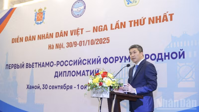 Chủ tịch Liên hiệp các tổ chức hữu nghị Việt Nam Phan Anh Sơn phát biểu tại phiên bế mạc Diễn đàn Nhân dân Việt-Nga lần thứ nhất. (Ảnh: Đinh Hòa)