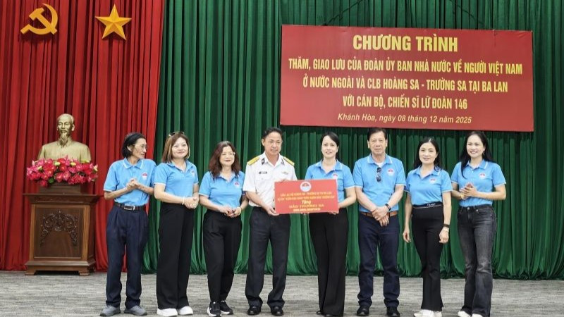 Các thành viên Câu lạc bộ Hoàng Sa-Trường Sa tại Ba Lan trao tặng Vườn rau xanh cho đảo Trường Sa lớn. (Ảnh: Ủy ban Nhà nước về người Việt Nam ở nước ngoài)