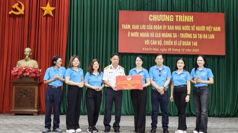 Các thành viên Câu lạc bộ Hoàng Sa-Trường Sa tại Ba Lan trao tặng Vườn rau xanh cho đảo Trường Sa lớn. (Ảnh: Ủy ban Nhà nước về người Việt Nam ở nước ngoài)
