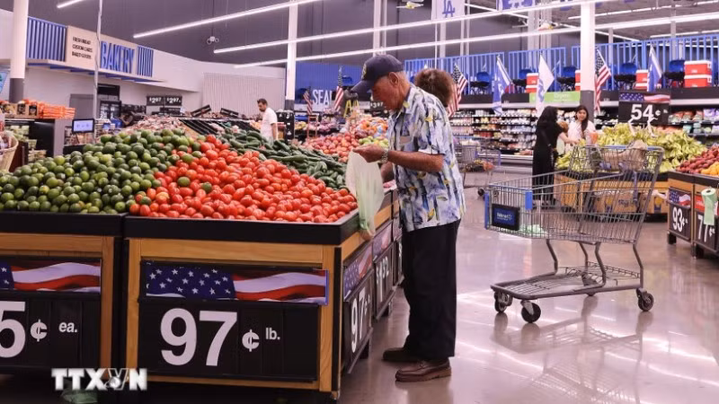 Khách hàng lựa chọn mua đồ trong cửa hàng của Walmart ở Los Angeles, California (Mỹ). (Ảnh: THX/TTXVN)