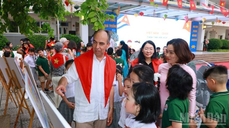 Đại sứ Cuba tại Việt Nam Rogelio Polanco Fuentes tham quan Triển lãm tranh kỷ niệm 65 năm thiết lập quan hệ Việt Nam-Cuba tại Trường tiểu học Việt Nam-Cuba. (Ảnh: KHÁNH LAN)