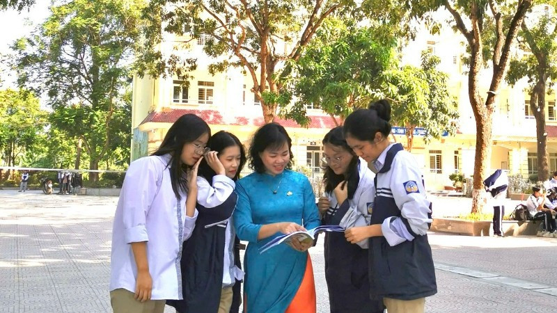 Cô giáo Nguyễn Thị Hạnh và các em học sinh Trường trung học phổ thông Thượng Cát (phường Thượng Cát, Hà Nội).