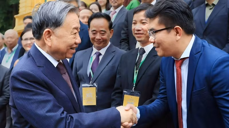 Tổng Bí thư, Chủ tịch nước Tô Lâm gặp gỡ đại diện đại biểu kiều bào tham Hội nghị người Việt Nam ở nước ngoài toàn thế giới lần thứ 4 tháng 8/2024 tại Hà Nội. (Ảnh: Ủy ban Nhà nước về người Việt Nam ở nước ngoài)