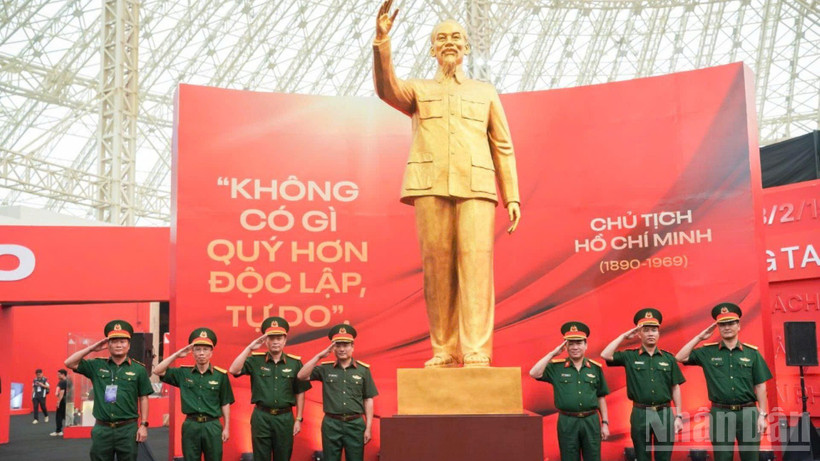 Những người lính “Bộ đội Cụ Hồ” trong không gian phân khu 1: Đảng Cộng sản Việt Nam ra đời - Bước ngoặt vĩ đại của lịch sử cách mạng Việt Nam tại Triển lãm “95 năm Cờ Đảng soi đường".