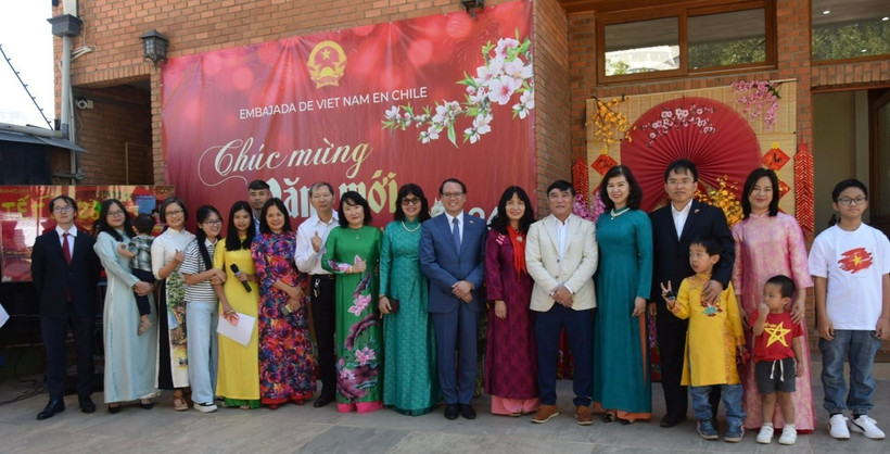 Các đại biểu tham dự sự kiện chụp ảnh kỷ niệm. (Ảnh do Đại sứ quán Việt Nam tại Chile cung cấp)