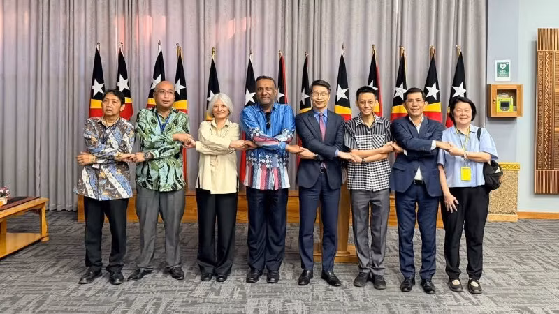 Đại biện Việt Nam tại Timor Leste Phạm Bình Đàm (thứ tư từ phải qua) và các Đại sứ, Đại biện của 7 nước ASEAN chụp ảnh kỷ niệm.