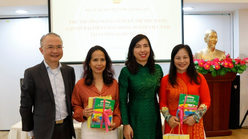 Thứ trưởng Ngoại giao Lê Thị Thu Hằng tặng sách giảng dạy tiếng Việt cho đại diện cộng đồng người Việt tại Hà Lan. (Ủy ban Nhà nước về người Việt Nam ở nước ngoài)