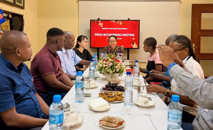 Đại sứ Trần Thị Thu Thìn chủ trì buổi gặp mặt báo chí. (Ảnh do Đại sứ quán Việt Nam tại Mozambique cung cấp)
