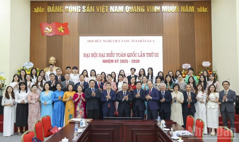 Ban Chấp hành Hội Hữu nghị Việt Nam-Australia khóa IV, nhiệm kỳ 2025-2030 ra mắt Đại hội. (Ảnh: KHÁNH LAN)