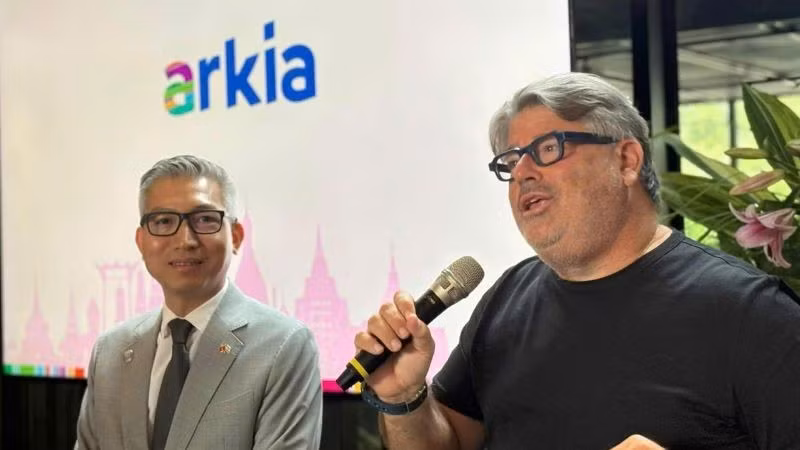 Đại sứ Lý Đức Trung (bên trái) tham dự Lễ công bố đường bay giữa Tel Aviv và Hà Nội của hãng hàng không Arkia Israeli Airlines. (Ảnh: Đại sứ quán Việt Nam tại Israel)