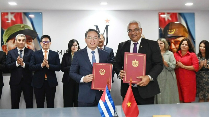 Bộ trưởng Tư pháp Nguyễn Hải Ninh và Bộ trưởng Tư pháp Cuba Silveira ký kết Thỏa thuận hợp tác thực hiện "Dự án hỗ trợ kỹ thuật tăng cường năng lực xây dựng và thực thi pháp luật cho Cuba" - dự án hỗ trợ kỹ thuật đầu tiên của Việt Nam dành cho Cuba trong lĩnh vực thể chế. (Ảnh: Đại sứ quán Việt Nam tại Cuba)