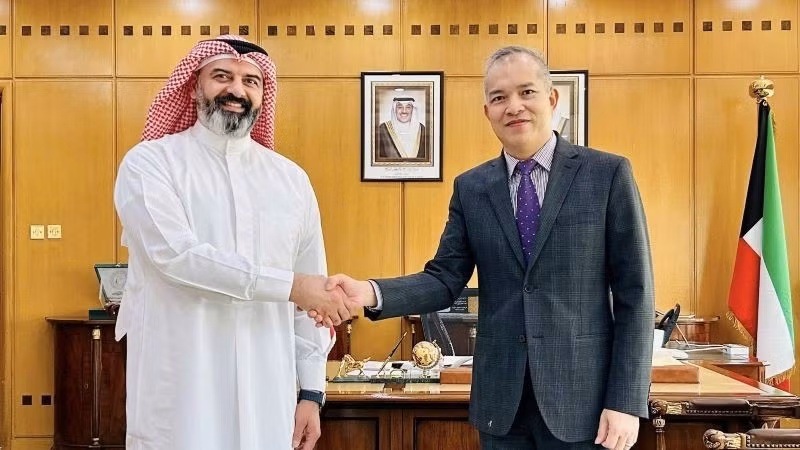 Đại sứ Nguyễn Đức Thắng và ông Salem Alhai – Tổng Vụ trưởng Cơ quan Công quyền về Nông nghiệp và Thủy sản Kuwait (PAAF). (Ảnh: Đại sứ quán Việt Nam tại Kuwait)
