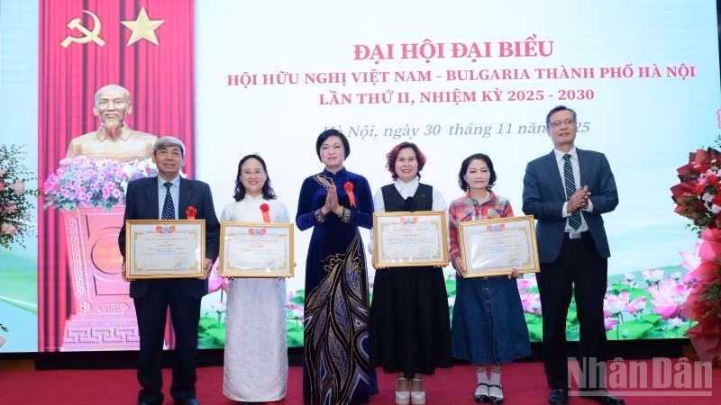 Phó Chủ tịch Thường trực Liên hiệp các tổ chức hữu nghị thành phố Hà Nội Trần Thị Phương trao Bằng khen cho các cá nhân, tập thể có nhiều đóng góp xuất sắc trong nhiệm kỳ vừa qua.