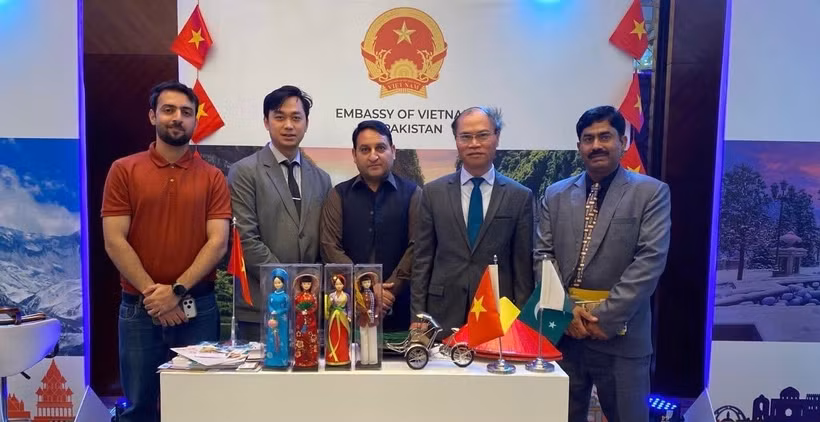 Đại sứ Việt Nam tại Pakistan Phạm Anh Tuấn (thứ 2 từ trái qua) và đại diện một số công ty du lịch Pakistan tại gian hàng của Đại sứ quán Việt Nam tại Hội chợ.