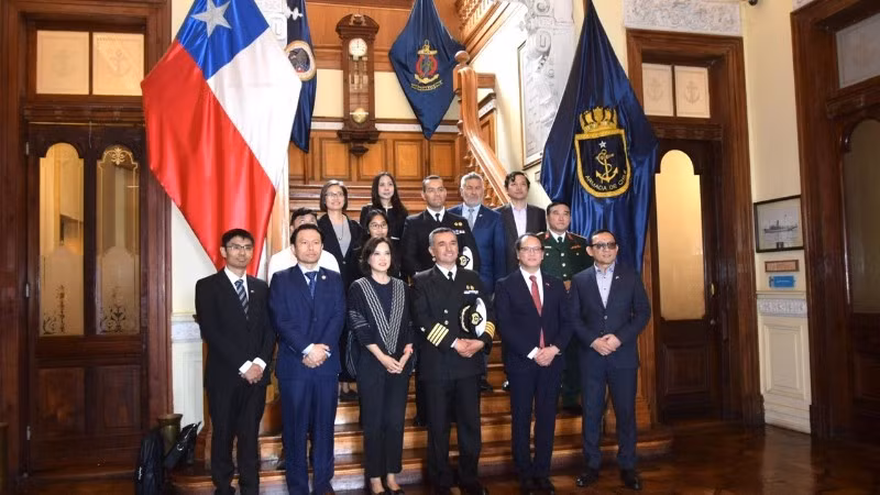 Đoàn Đại sứ các nước ASEAN tại cơ quan Dịch vụ thủy văn-Hải dương học. (Ảnh: Đại sứ quán Việt Nam tại Chile)