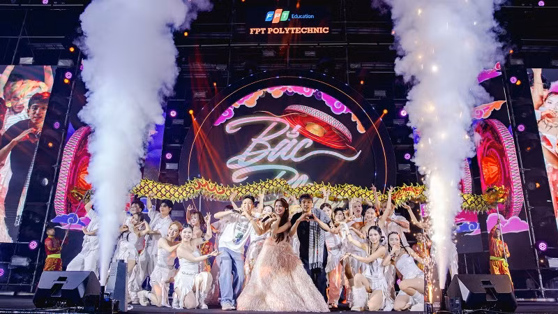 Hòa Minzy và các nghệ sĩ trẻ tại Happy Bee 15.