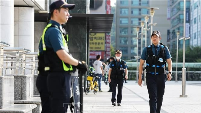 Cảnh sát tuần tra tại ga tàu điện ngầm Seohyeon, phía Nam thủ đô Seoul, Hàn Quốc. (Ảnh: Yonhap/TTXVN) 