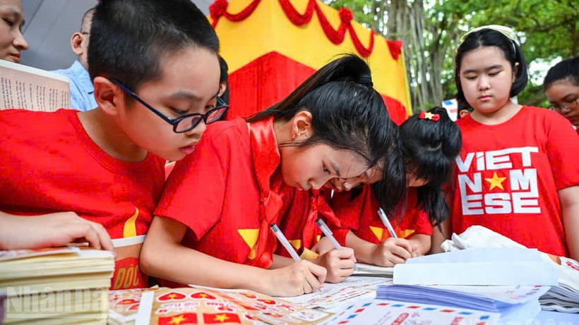 Các cháu thiếu nhi tham gia viết thư tay tại không gian triển lãm “Viết thư cho Tổ quốc”.