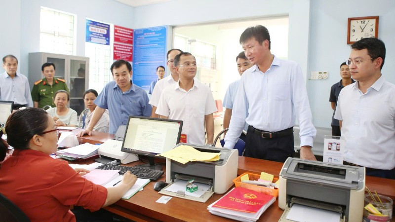 Chủ tịch Ủy ban nhân dân tỉnh Trần Huy Tuấn (thứ hai từ phải sang) kiểm tra việc thực hiện nhiệm vụ tại Trung tâm Phục vụ hành chính công xã Trịnh Tường. (Ảnh: Cổng thông tin điện tử tỉnh Lào Cai)