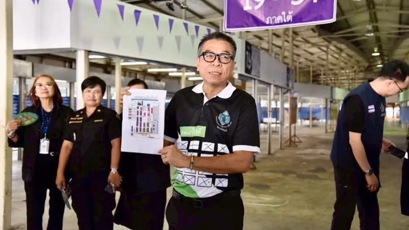 Tổng Thư ký Ủy ban Bầu cử Thái Lan đi kiểm tra công tác chuẩn bị cho cuộc bỏ phiếu sớm tại quận Bang Kapi, thuộc thủ đô Bangkok. (Ảnh: Ủy ban Bầu cử Thái Lan)